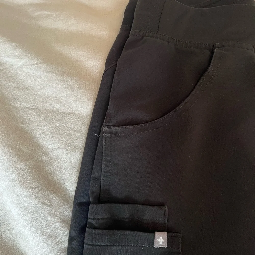 Figs Black Kade Cargo Scrub pants - Picture 4 of 6